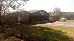 Offene Flugzeughalle beim Segelfluggelände