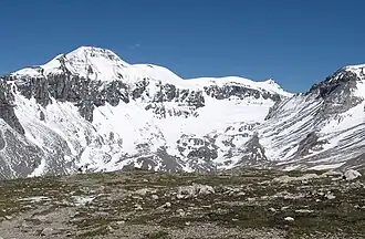 Der Piz Sardona von der Bündner Seite gesehen; der kleine Spitz rechts. Links der Piz Segnas.