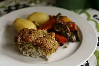 „Seelachs“ mit Pistazien­kruste über­backen, mit Gemüse und Salz­kartoffeln