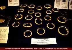 Ein Hort von 21 goldenen Armreifen und ein muschelförmiges Gefäß, die im Pyramidengrab von Djoserteti gefunden wurden, sind im Ägyptischen Museum ausgestellt