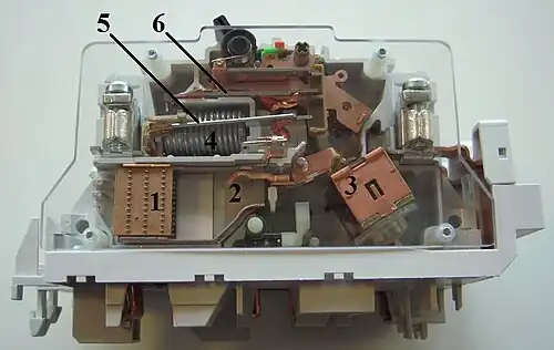 Selektiver Leitungsschutzschalter mit transparentem Gehäuse für Lehrzwecke, Seitenansicht