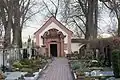 Kapelle mit Friedhofsgräbern