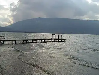 Blick über den Lac d’Annecy auf den Semnoz