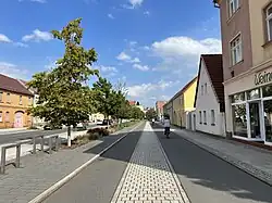 Fahrradstraße in Senftenberg mit Mittelpflasterung. Diese Maßnahme soll baulich unterstreichen, dass Kfz sich dem Radverkehr unterzuordnen haben (Gestaltungsansatz aus den Niederlanden, siehe auch entsprechender Textabschnitt Niederlande).