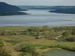 Die Senmō-Hauptlinie beim Tōro-See