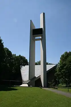 Jesus-Christus-Kirche, 1966,[27] Bielefeld-Sennestadt, Turm aus Pylonen und Glockenkammer