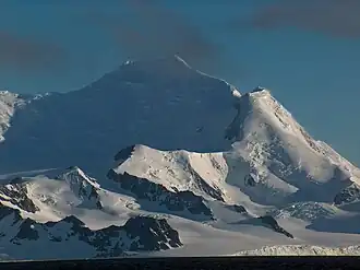 Blick von der Bransfieldstraße auf den Serdica Peak