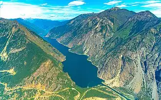 Blick auf den Seton Lake; rechts im Bild die Mission Ridge mit dem Mount McLean