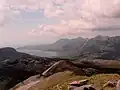 Blick vom Gipfel nach Westen, im Hintergrund Loch Torridon, rechts Beinn Alligin und Liathach