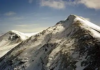 Der Sgùrr Choinnich Mòr vom westlich vorgelagerten Sgùrr Choinnich Beag aus gesehen, links dahinter der Stob Coire Easain, Vorgipfel des benachbarten Stob Coire an Laoigh
