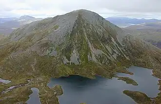 Der Sgùrr Eilde Mòr vom westlich benachbarten Vorgipfel Sgòr Eilde Beag des Binnein Mòr, im Vordergrund Coire an Lochain