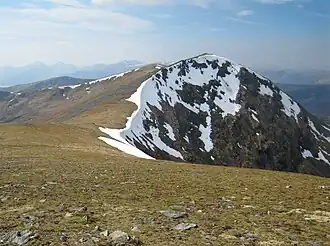 Blick vom östlichen Vorgipfel Creag Ghorm a’ Bhealaich zum Gipfel des Sgùrr Fhuar-thuill