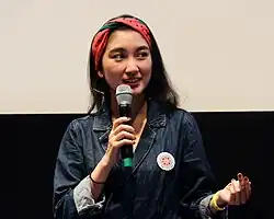 Shiori Ito auf einer Bühne mit Mikro