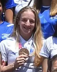 Rishony trägt ein weißes Polohemd, das Foto entstand beim Empfang des Staatspräsidenten Herzog für das Olympiateam.