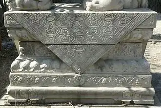 Meru-Sockel (须弥座, Xūmízuò) der Steinlöwe