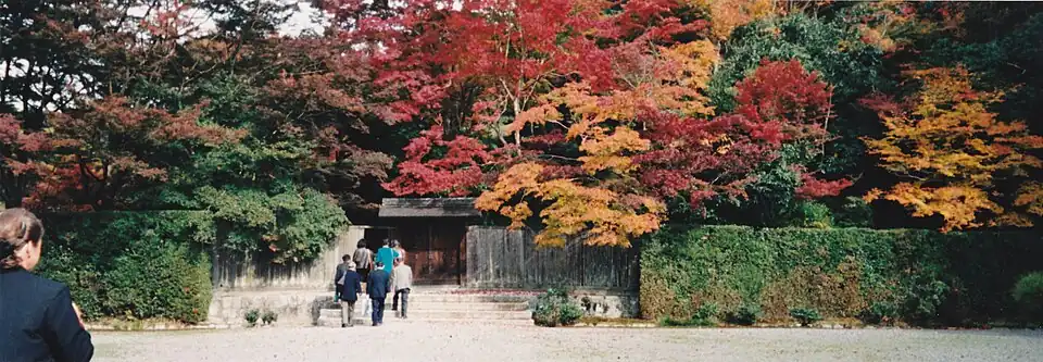 Vor dem Tor der Oberen Villa