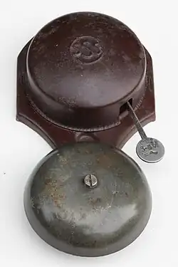 Türklingel „Läutewerk Treff“ von S. Siedle & Söhne, 1932; Detail: Hammer mit elektrischen Anschlusswerten