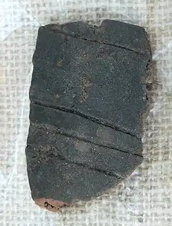 Keramikfragment mit bandkeramischer Verzierung