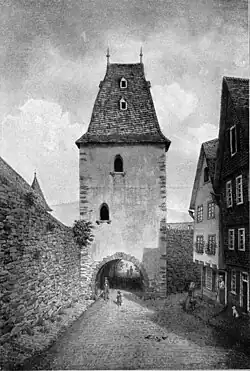 Das Marburger Tor um 1800. Wandgemälde von W. Helsper, 1986 und Das Marburger Tor um 1850 nach Wilhelm Scheiner