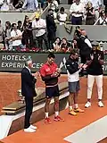 Siegerehrung French Open 2023 v.l.: Gilles Moretton; Novak Đoković, der älteste Sieger im Herren-Einzel der French Open, 11. Juni 2023; Casper Ruud, Finalist; den Pokal „Coupe des Mousquetaires“ überreichte Yannick Noah (63), der letzte französische Sieger der French Open 1983.