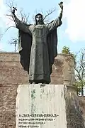 Die Statue der heiligen Katharina von Siena vor der Festung