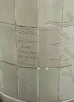 Signatur einer Säulen­verklei­dung von E. G. Clauß von 1958