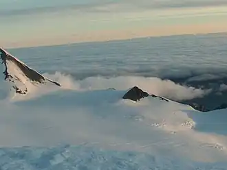 Silistra Knoll (Vordergrund: Macy-Gletscher; Hintergrund: Bransfieldstraße)