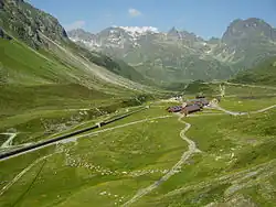 Bis 2021 abgebaute Druckrohrleitung zum Obervermuntwerk I mit Silvrettadorf (vorn) und Madlenerhaus. Hochmaderer (2823 m) rechts.