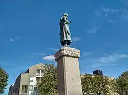 Statue mit Simon-Dach-Brunnen (linke Seite)