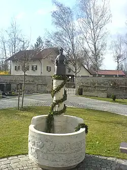 Spannbrucker als Brunnenfigur in Fridolfing
