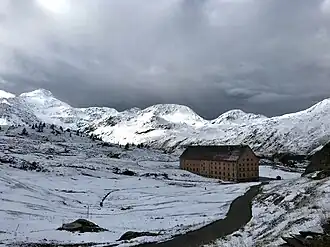 Simplon-Hospiz mit Böshorn (links im Bild)