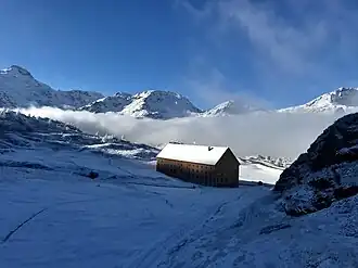 Simplon-Hospiz mit Böshorn (linker Bildrand), Galehorn (Bildmitte) und Magehorn (über rechter Hausecke)