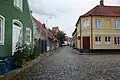 Straße mit ortstypischer Bebauung