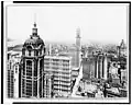 Blick 1916 vom Equi­table Buil­ding entlang Broadway auf City Inves­ting, Singer, Tele­phone and Tele­graph, Wool­worth, Park Row und Muni­cipal Buildings