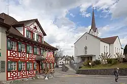 Dorfzentrum mit katholischer Kirche