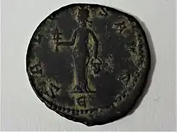 Isis mit Sistrum in der rechten Hand auf Münze des Claudius Gothicus (regierte 268–270 n. Chr.)