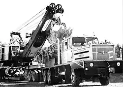 Sisu K-50SS zieht einen Bucyrus-Erie-Bagger.