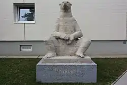 Sitzender Eisbär aus dem Jahre 1968; bei der Adresse Kärntner Straße 212 in Graz; hierfür reiste Pochlatko nach Spitzbergen um Eisbären zu studieren[14]