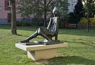 Sitzendes Mädchen (1963) von Hans Knesl