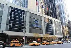 Podium an der Sixth Avenue