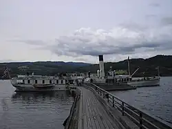 Foto eines Schiffs an einem Steg