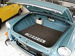 Bei Fahrzeugen mit einem Mittel- oder Heckmotor (wie z. B. dem Škoda 1000 MB) ist der Kofferraum häufig im Frontbereich