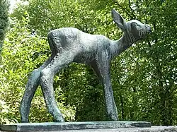 Junges Reh, von Franz Wilde (1895–1980), Bruderholzschulhaus, Basel