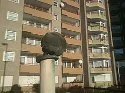 Skulptur Fußball zum Gedenken an das Stadion am Gesundbrunnen, Berlin