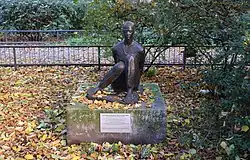 Skulptur von Jenny Mucchi-Wiegmann auf dem Garnisonkirchplatz, Berlin-Mitte (1961)