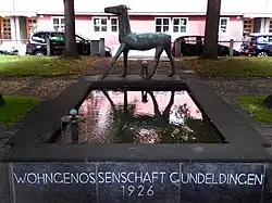 Skulptur von Franz Peter Wilde (1895–1980) Wohngenossenschaft Gundeldingen in Basel, 1928. Finanziert durch Kunstkredit Basel-Stadt Wettbewerb. Brunnenbecken aus Osogna-Granit.