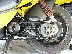 Triebsatzschwinge mit Variator (links), Kupplung und Radantrieb (rechts)