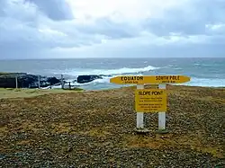 Hinweisschild mit Kap im Hintergrund