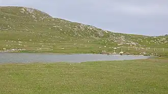 Borve Hill mit Loch Beag Bhuirgh im Vordergrund