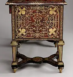 Alexandre Jean Oppenordt und Jean Bérain d. Ä.: Schreibtisch mit aufklappbarem Oberteil (bureau brisé; Seitenansicht), Metropolitan Museum of Art, New York. In der Mitte Initialen Ludwigs XIV., in den Ecken französische Lilien